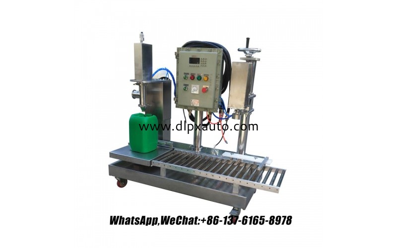 帶冠蓋的發(fā)動(dòng)機(jī)油自動(dòng)雙頭液體桶灌裝機(jī)2